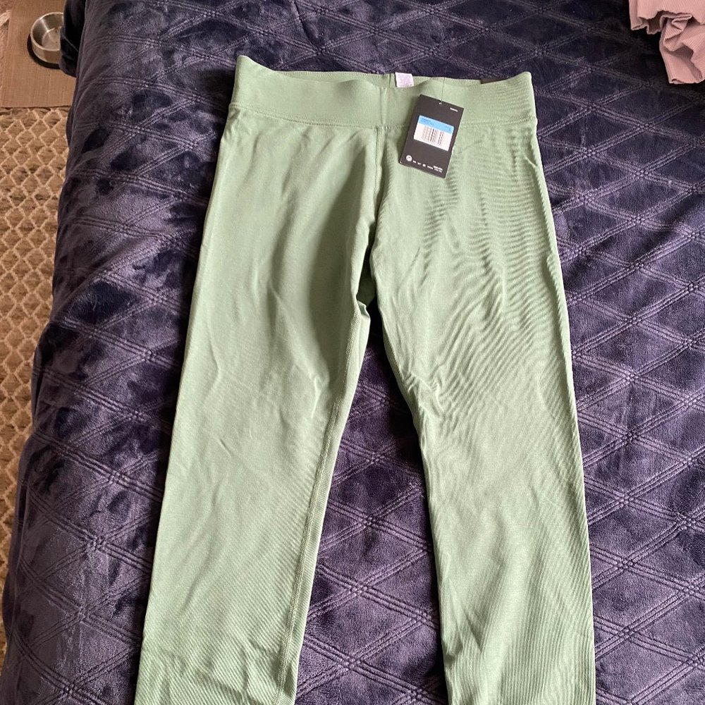 NWT Nike Women's Mid-Rise Leggings | M